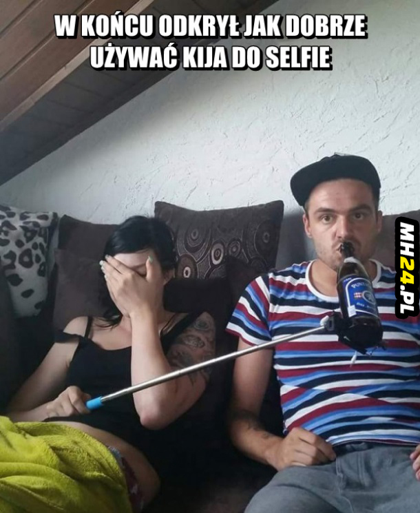 Ta para odkryła jak należy prawidłowo używać kija do selfie